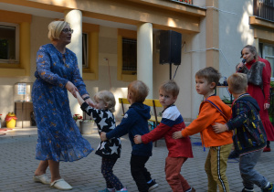Zabawy taneczne dzieci z grupy I